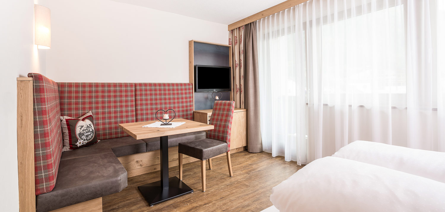 Sitzecke im DZ Arnika vom Berg Genuss Hotel Neustift Stubaital