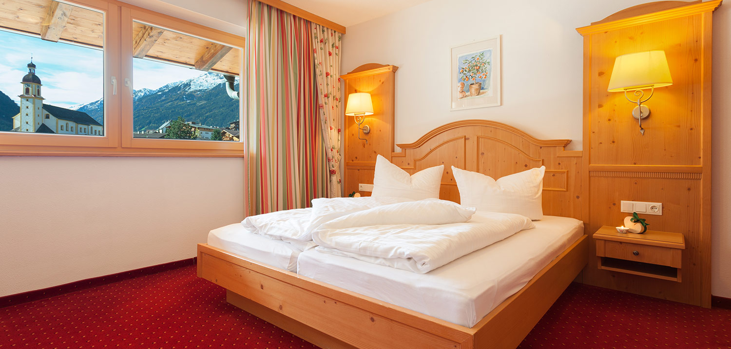 Doppelbett im DZ Brunelle vom Berg Genuss Hotel Neustift im Stubaital